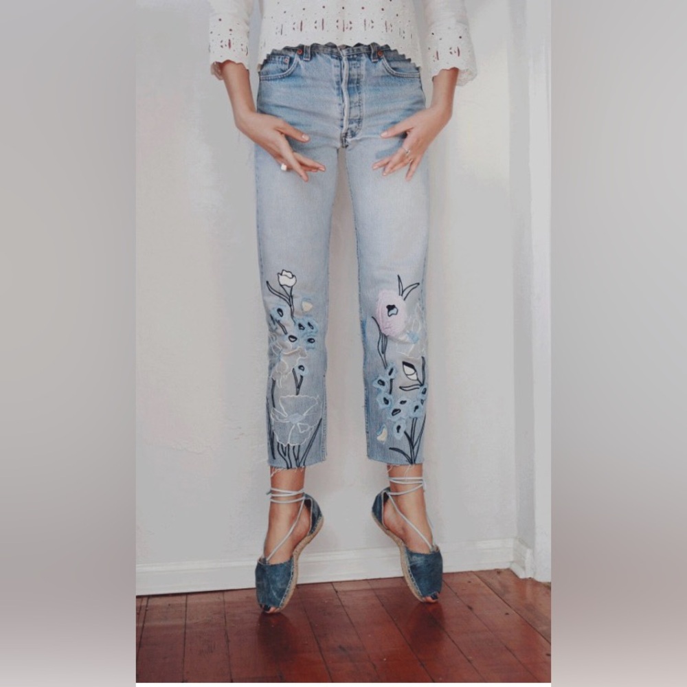 $548 Bliss And Mischief 💐 Wildflower Embroidered Cropped Jeans 🌸 Size 26 🌼 RARE - Picture 2 of 11